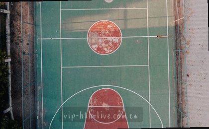 红蓝队服球员拼抢射门，比分牌闪烁2:1。